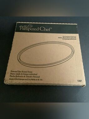 Pampered chef personal size Round baking stone, New w original box
